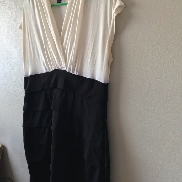 EN FOCUS STUDIO BLACK AND WHITE DRESS - Picture 5 of 10